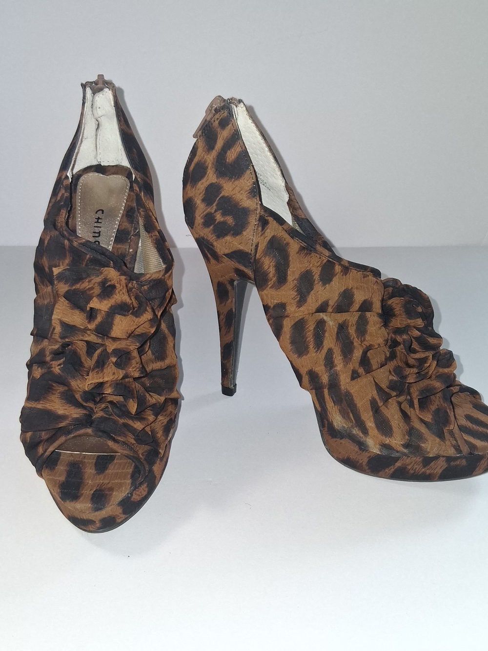 CHINESE LAUNDRY Leopard-Print Ruffle Peep-Toe Heels Women's Size 6.5 M